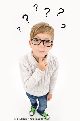 Junge mit Fragezeichen