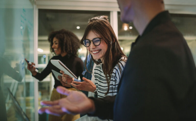 3 Perosnen in einem Workshop. Bildquelle: Jacob Lund - stock.adobe.com