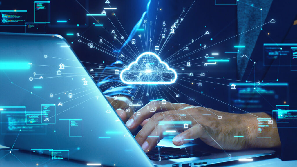 Nahaufnahme von Händen, die auf einem Laptop tippen, mit einem leuchtenden Cloud-Symbol und digitalen Datenflusssymbolen, die die Cloud-Computing-Technologie darstellen. Bildquelle: Ar_TH -stock-adobe.com