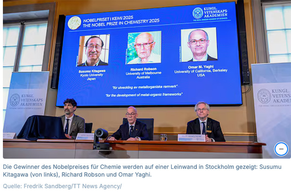 Die Gewinner des Nobelpreises für Chemie werden auf einer Leinwand in Stockholm gezeigt: Susumu Kitagawa (von links), Richard Robson und Omar Yaghi.
Quelle: Fredrik Sandberg/TT News Agency/